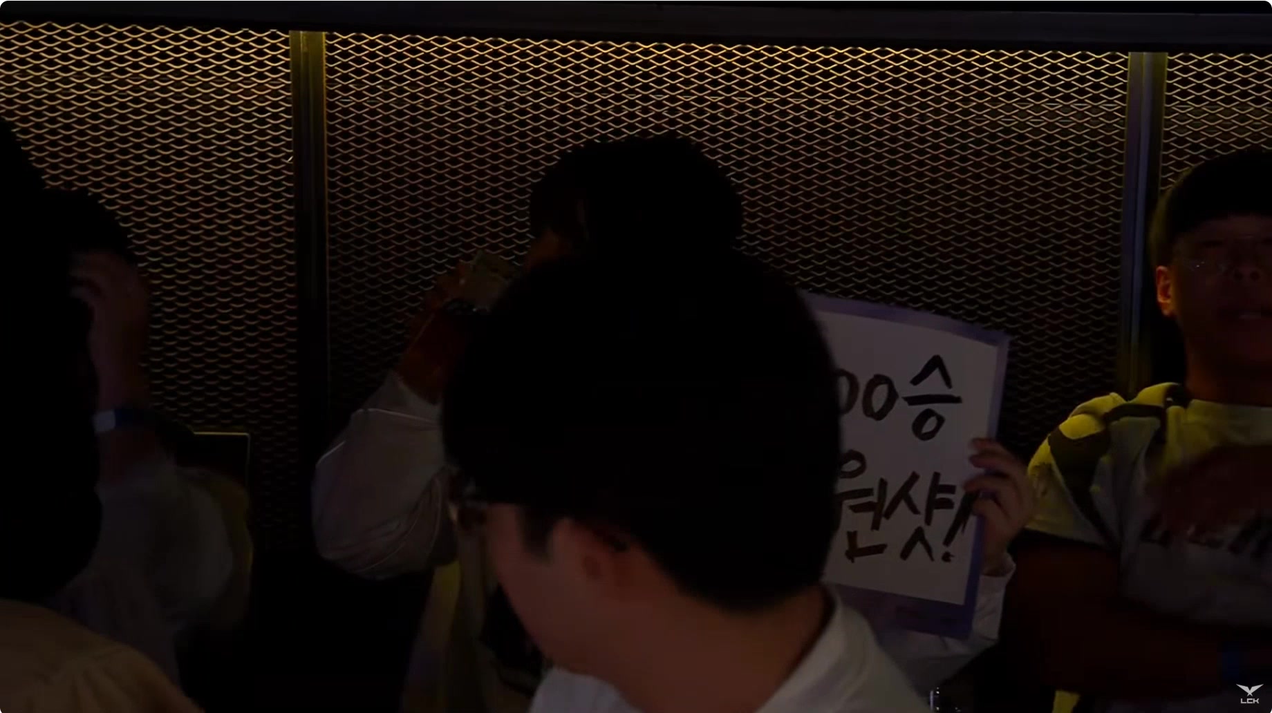 豪爽！Kiin漂亮女粉为庆祝选手400胜 镜头下现场吹瓶啤酒