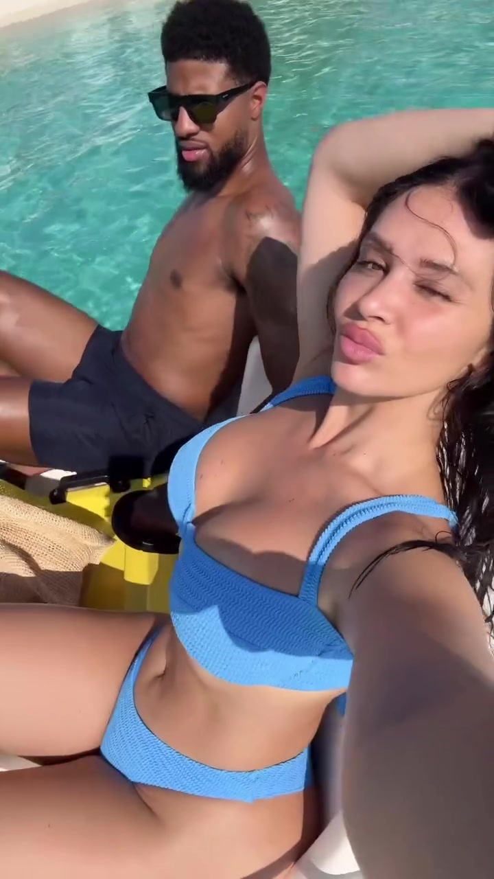 🤩😘早早开启假期模式！乔治娇妻晒两人海边度假照🌞