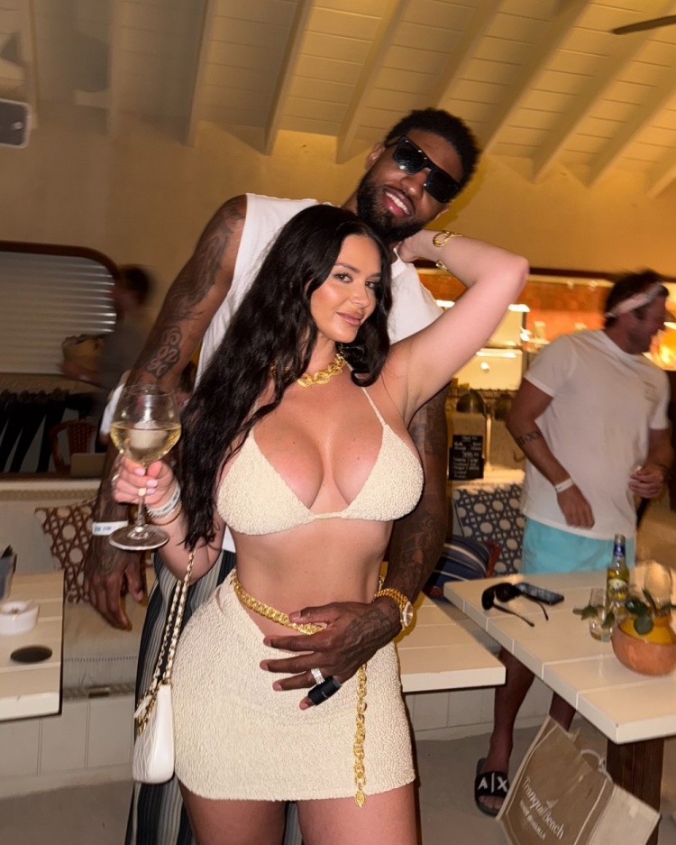 🤩😘早早开启假期模式！乔治娇妻晒两人海边度假照🌞