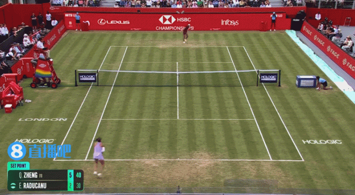 滑着滑着就赢了😅郑钦文首盘制胜球滑倒，直接坐地摆pose📸